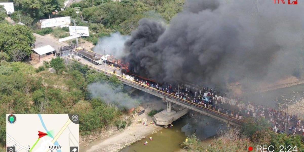 Tomas aéreas difundidas en redes sociales muestran al segundo vehículo de la caravana en medio de las llamas, justo antes de llegar al bloqueo de las fuerzas del régimen de Maduro.