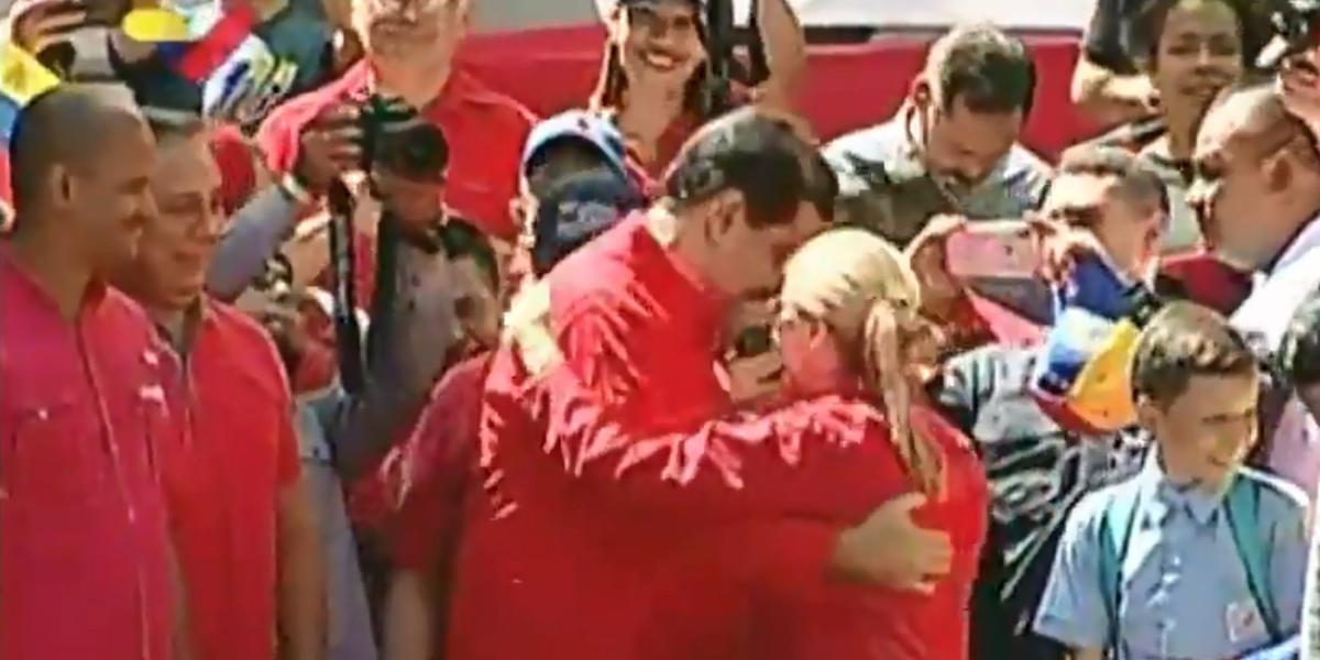 El momento en el que el líder del régimen venezolano, Nicolás Maduro, baila en medio de la marcha del chavismo de este sábado en Caracas.