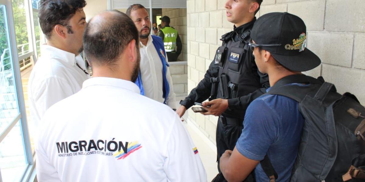 Uniformados desertores se reúnen con autoridades colombianas