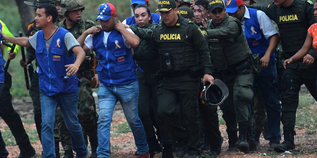 Migración Colombia había informado en la mañana del sábado que los primeros en desertar fueron cuatro miembros de la Guardia Venezolana. Los hechos se registraron en el Puente Internacional Simón Bolívar en medio de fuertes disturbios.

Los uniformados del país vecino solicitaron ayuda a funcionarios de Migración para evitar los golpes de la multitud.