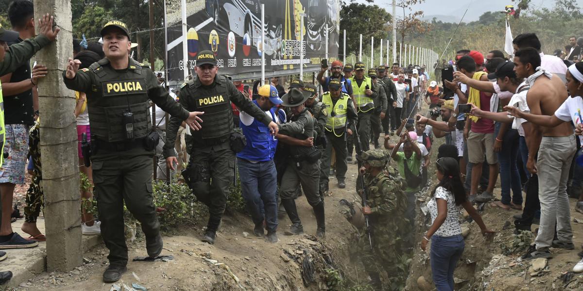 “Nosotros desconocemos al presidente Nicolás Maduro y reconocemos a nuestro presidente interino, comandante en jefe Juan Guaidó”, dijo uno de los integrantes de la Guardia Nacional desde Colombia, después de pasar la frontera.