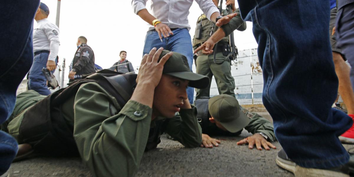 Algunos militares venezolanos se entregaron voluntariamente. Debido a la conmoción y los azares del suceso, la multitud intentaba apalearlos. Sin embargo, tras conocer sus intenciones, los dejaban cruzar sin mayor inconveniente.