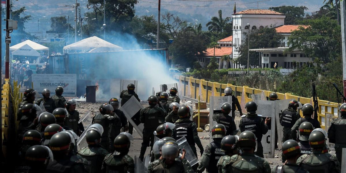 Ayer se volvieron a vivir momentos de tensión en la frontera entre Colombia y Venezuela en el puente Simón Bolívar.
