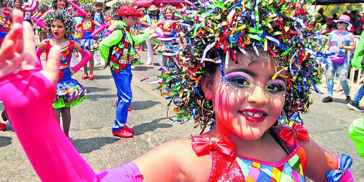 'María Moñitos', disfraz icónico del Carnaval de Barranquilla, hizo presencia en el desfile de los niños este domingo, con un gran diferencia era vestidos por menores.