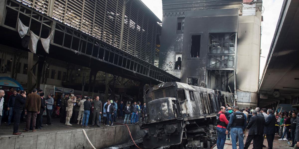 Un incendio se produjo luego de la colisión de un tren dentro de la estación de trenes Ramsés, en El Cairo.