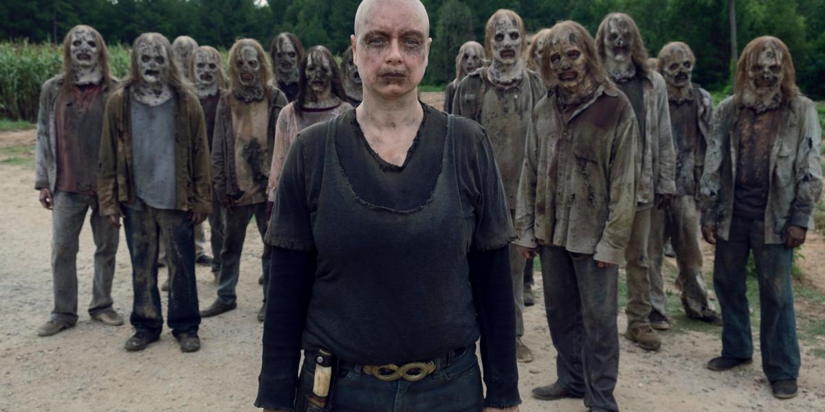 Con una imagen agresiva Samantha Morton se convierte en una madre violenta y líder de los susurradores, un grupo violento que pondrá en jaque a los protagonistas de 'The Walking Dead'.