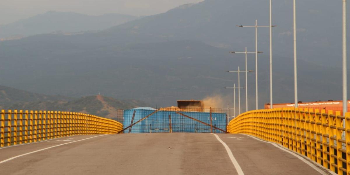 Migración Colombia denunció que Venezuela rellenó con escombros los obstáculos sobre el puente internacional de Tienditas.