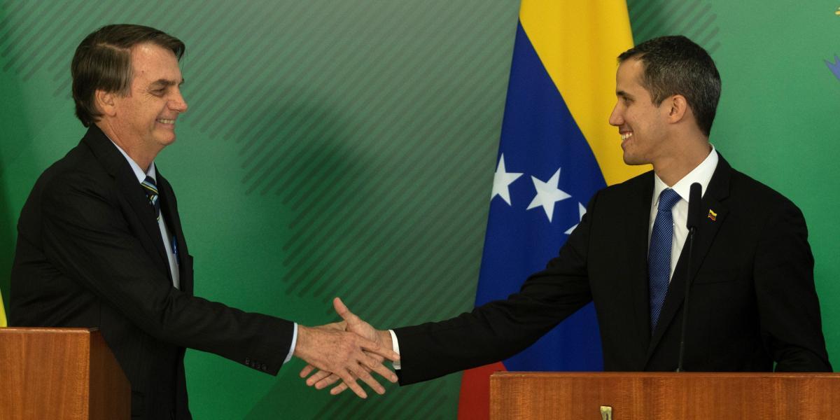 El presidente de Brasil Jair Bolsonao (i) saluda al jefe de la Asamblea Nacional de Venezuela Juan Gauidó (d) durante un pronunciamiento conjunto tras una reunión privada este jueves, en el Palacio del Planalto, en la ciudad de Brasilia.