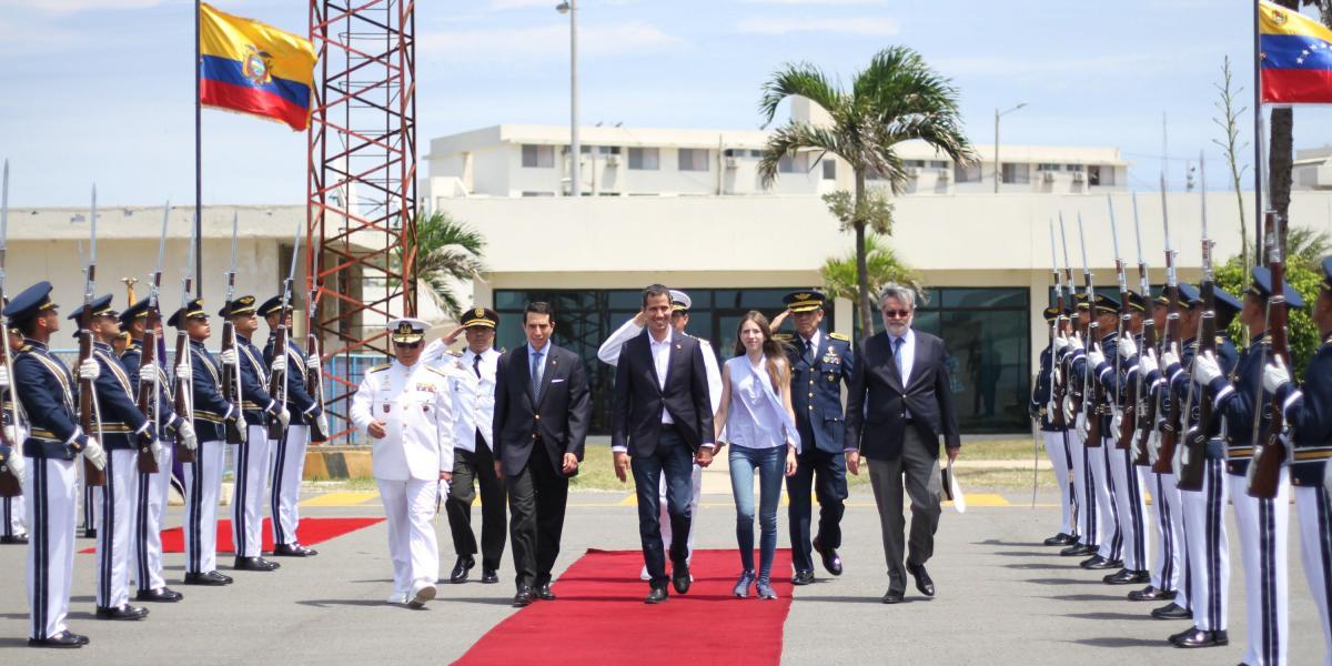 El líder opositor venezolano Juan Guaidó y su esposa, Fabiana, fueron despedidos con honores ayer en el aeropuerto de Salinas (Ecuador).