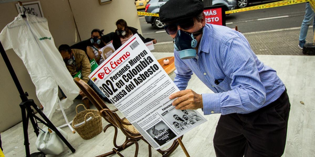En Colombia son cerca de 300 las víctimas anuales por el asbesto. En imagen de archivo, protesta de Greenpeace contra este material.