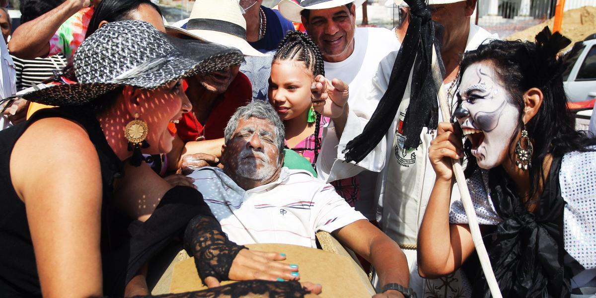 El desfile del barrio Recreo, en el Centro de Barranquilla, se inició a las 10 de la mañana de este martes de Carnaval.