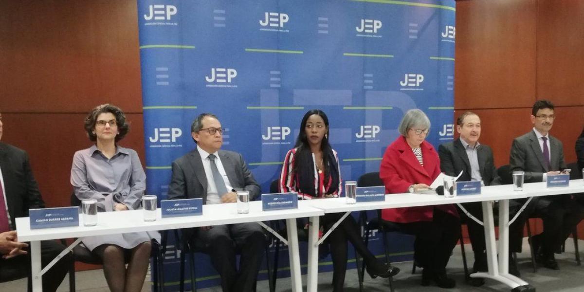 Patricia Linares, presidente de la JEP, y magistrados que presiden demás salas y secciones de esa justicia transicional.
