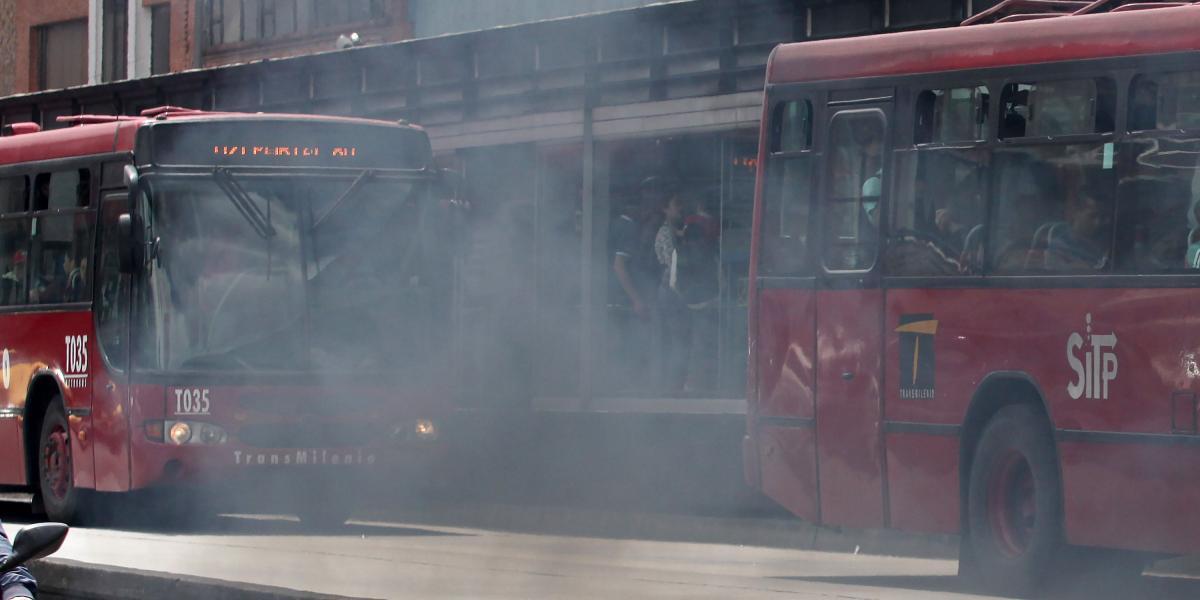 La investigación revela que los buses articulados del sistema de TransMilenio, contaminan el aire con PM 2,5 (material particulado)