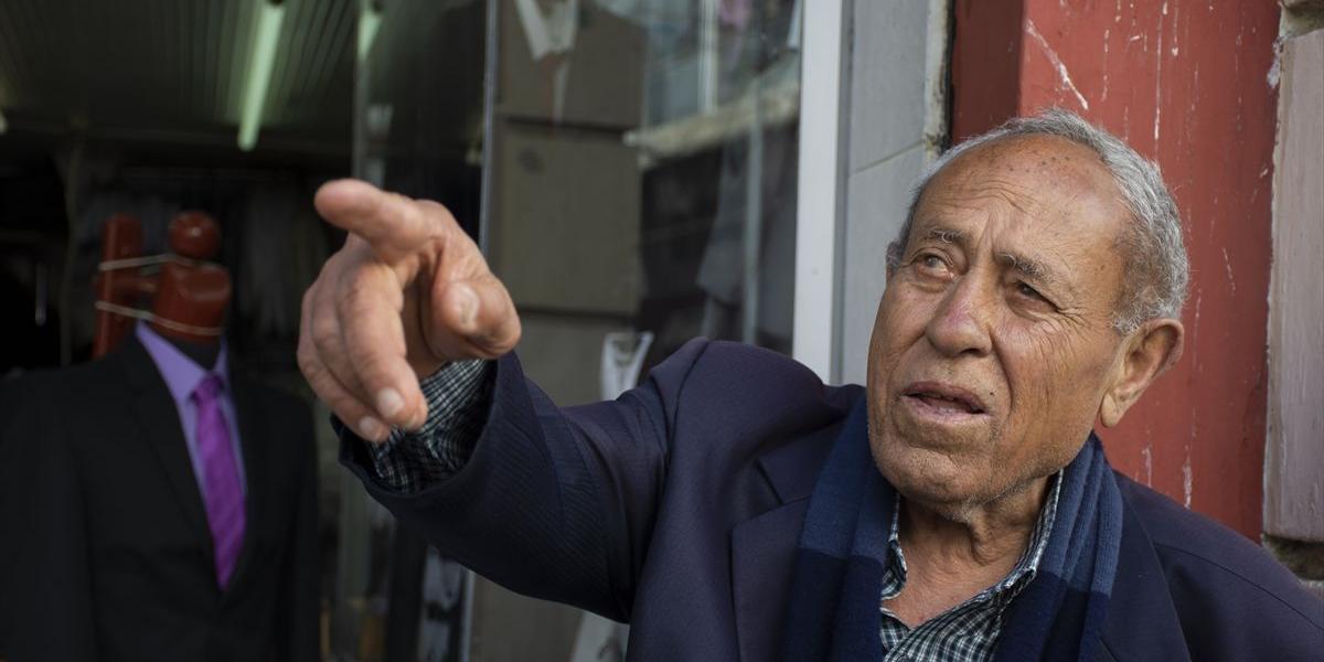 Said Amat Makhluf, migrante palestino radicado en Colombia, atiende 'Nablos', uno de los almacenes de ropa que tiene en el centro de Bogotá, en la carrera novena con calle once.