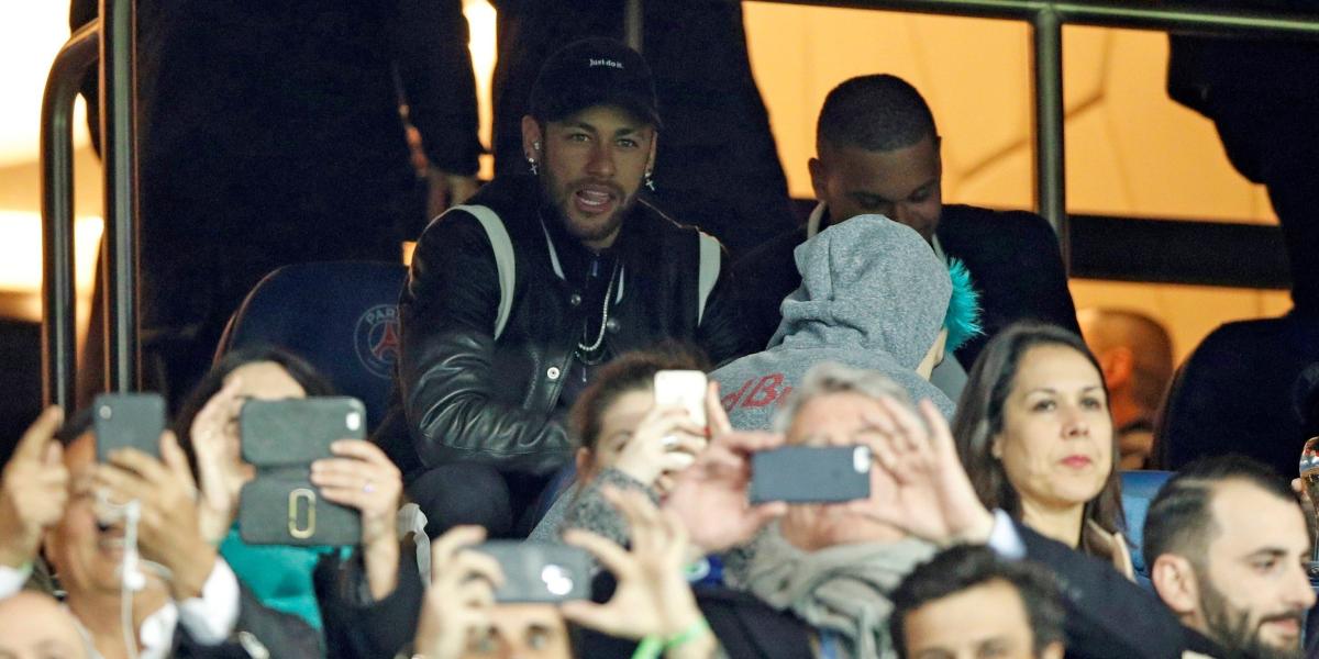 Neymar vio el partido desde la tribuna.