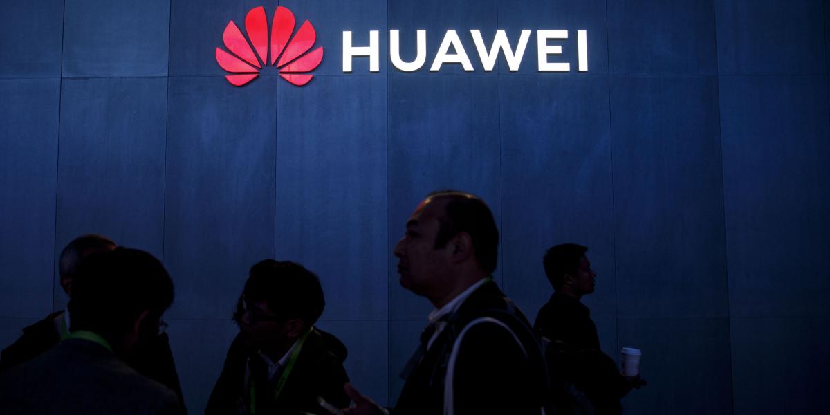Desde la perspectiva de Huawei, las medidas restrictivas impiden que la empresa proporcione tecnologías 5G más avanzadas a los consumidores estadounidenses, lo que retrasará el despliegue comercial de 5G y la mejora de sus prestaciones en Estados Unidos.