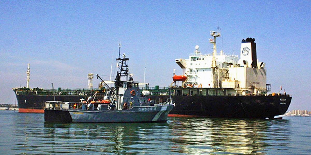 Un buque guardacosta de la Marina de Guerra venezolana custodia el petrolero Moruy, en una foto de archivo.
