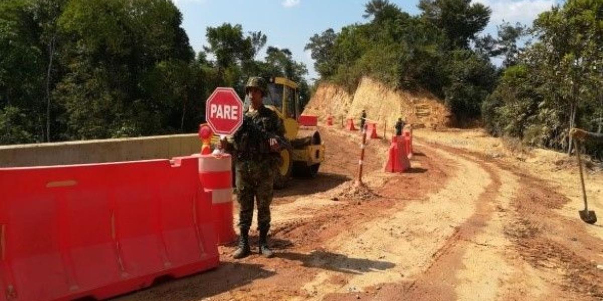 Esta es la vía en zona rural de Tibú (Norte de Santander) que estaban pavimentando los militares cuando fueron atacados con los explosivos.