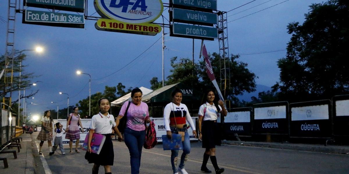 Estudiantes cruzan la frontera entre Venezuela y Colombia, para asistir a clases, por el Puente Internacional Francisco de Paula Santander, este lunes, en Cúcuta (Colombia).