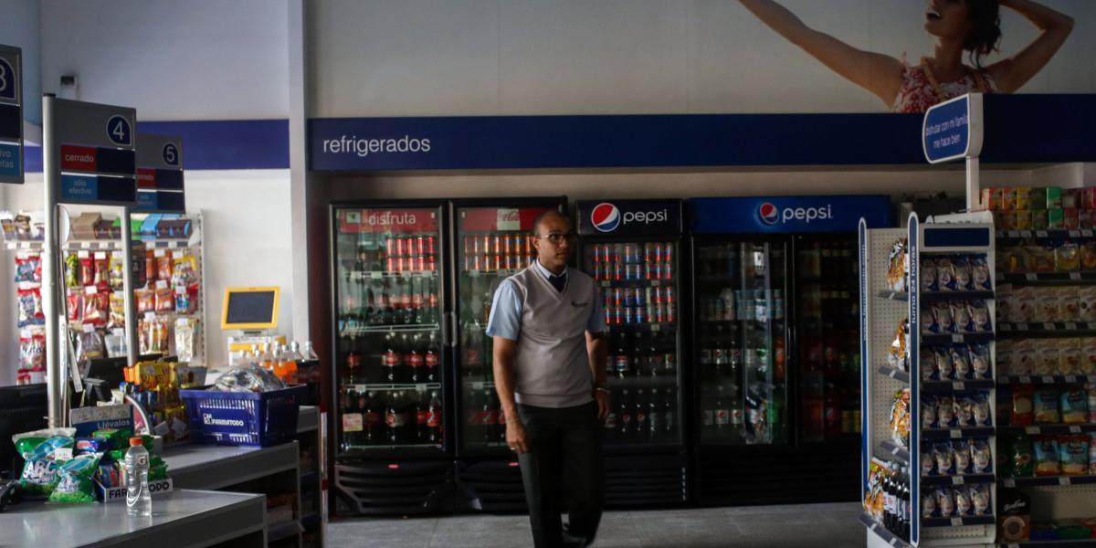 Muchos almacenes y supermercados sin planta de energía en Venezuela no tienen cómo almacenar ciertos productos perecederos.