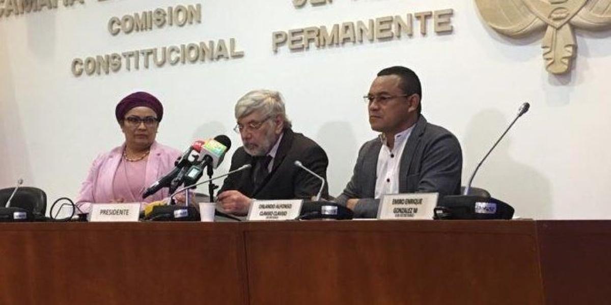 Eduardo Matyas (centro), uno de los abogados de Jesús Santrich en el trámite de la garantía de no extradición que solicitó el exjefe guerrillero.