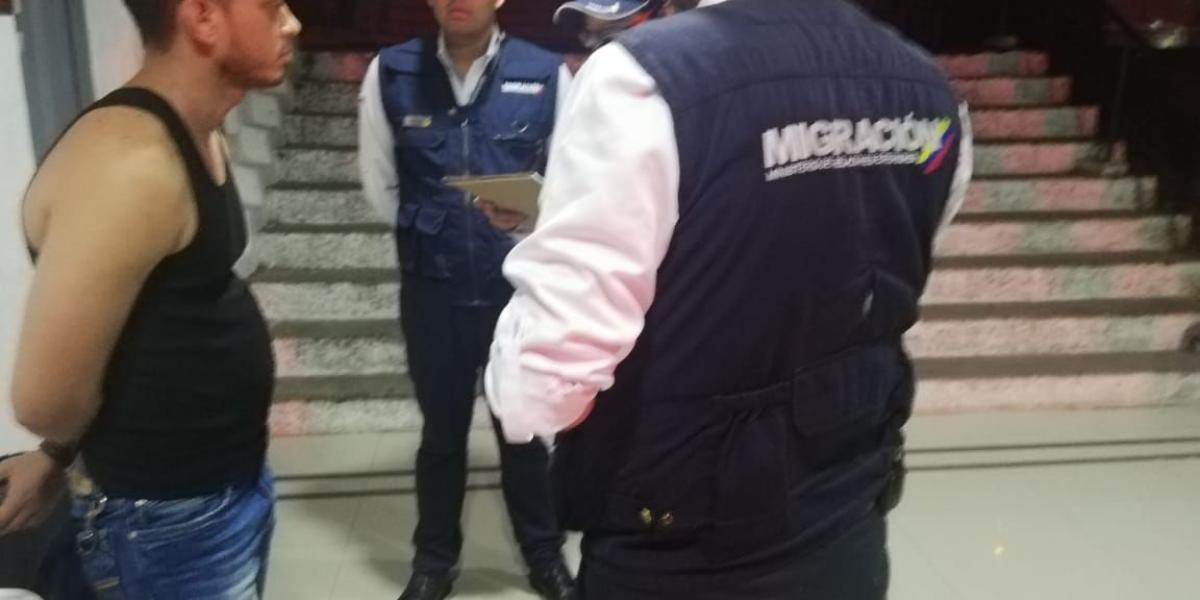 Agentes de Migración colombianos junto al agente cubano.