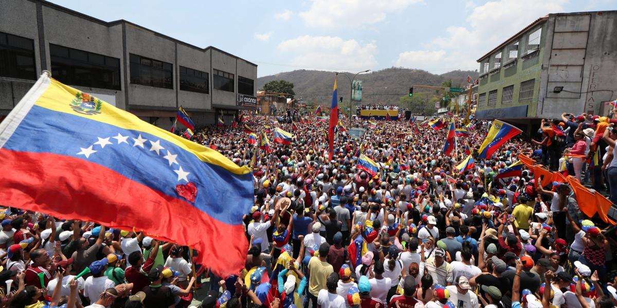 Venezolanos que acompañaron a Juan Guaidó este sábado en el estado de Valencia.