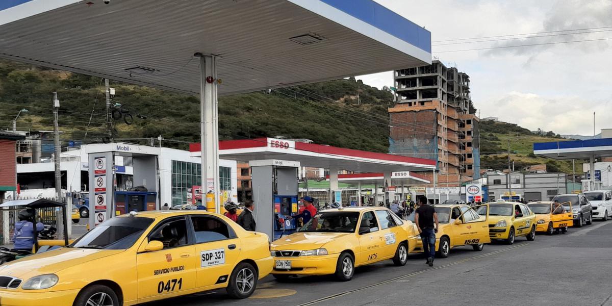 Filas por escasez de combustible en Pasto, capital de Nariño.