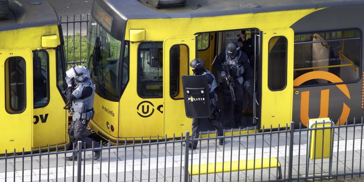 Miembros de las Fuerzas Especiales de la Policía revisan un tranvía en la plaza 24 de Octubre en Utrecht (Holanda).