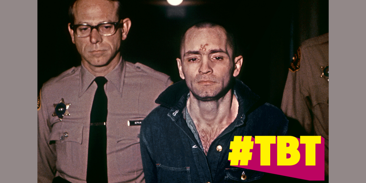 Foto del  29 de marzo de 1971 que muestra a Charles Manson imberbe y con la cabeza rapada, enfurruñado cuando va a escuchar la sentencia de muerte en la cámara de gas.
