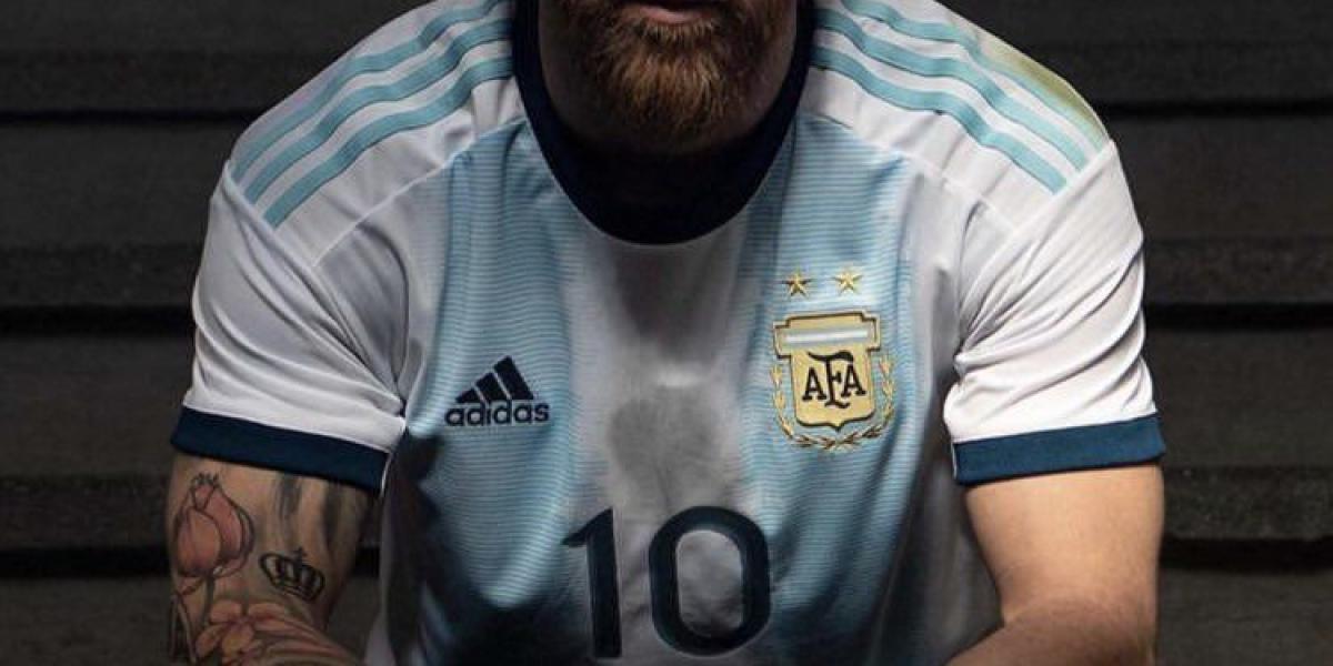 Lionel Messi, con la nueva camiseta de Argentina.