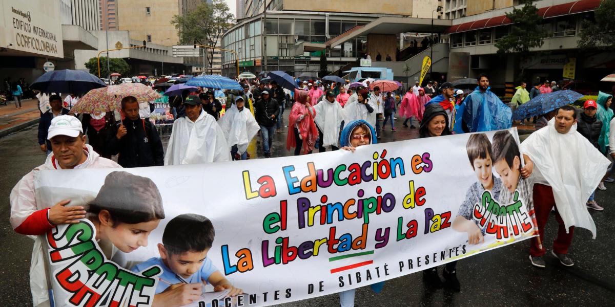 La lluvia acompañó a los maestros integrantes de la Federación Colombiana de Trabajadores de la Educación (Fecode) en la marcha en Bogotá, en el segundo día del paro nacional.