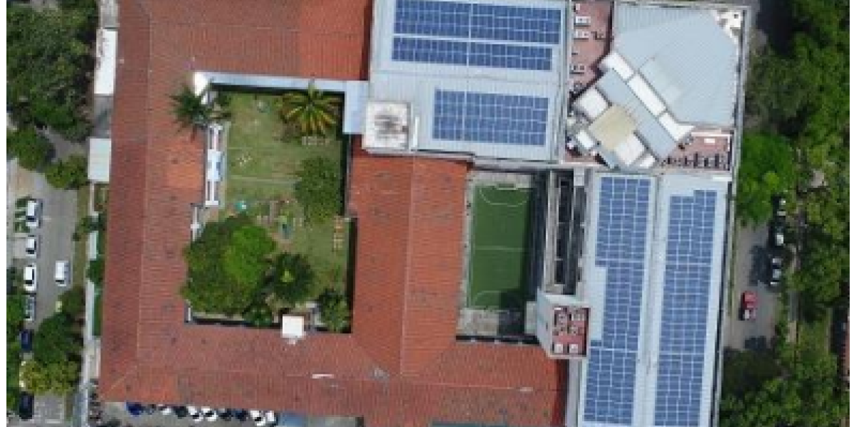 Ele sistema fotovoltaico está ubicado en 1.171 metros cuadrados de la terraza de la Clínica.