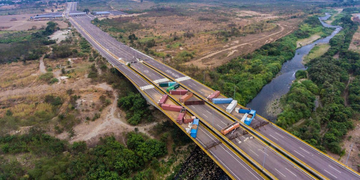 Son 16 contenedores los que impiden el paso por el puente binacional de Tienditas, entre Cúcuta y Ureña.
