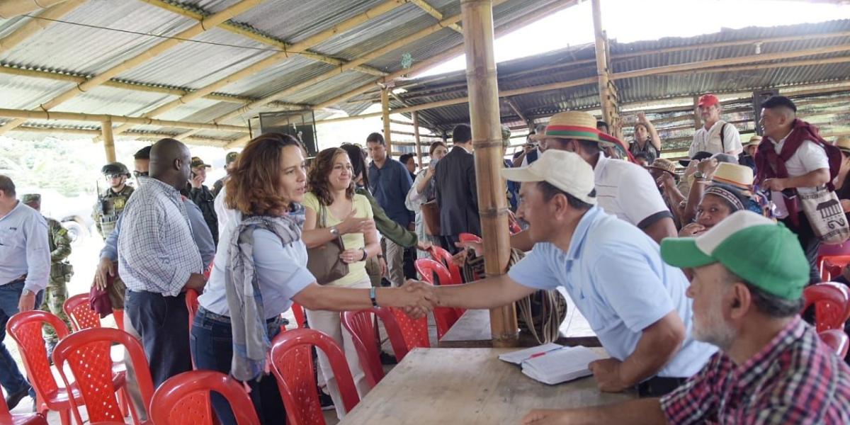 La ministra del Interior, Nancy Patricia Gutiérrez, se reúne con el equipo técnico de la minga indígena del Cauca, en la vereda Mandivá