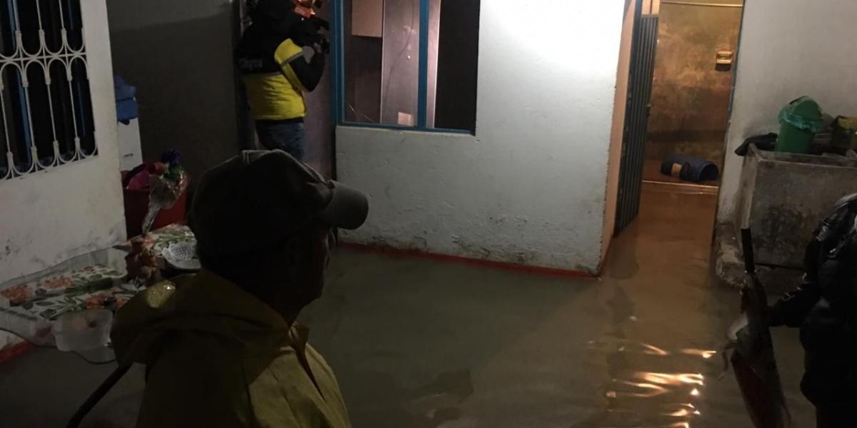 Así se vivió en la noche del jueves el drama de 35 familias de los barrios La Ruleta, Villa Celina y San José de Bosa, afectados por inundaciones, tras aguacero.