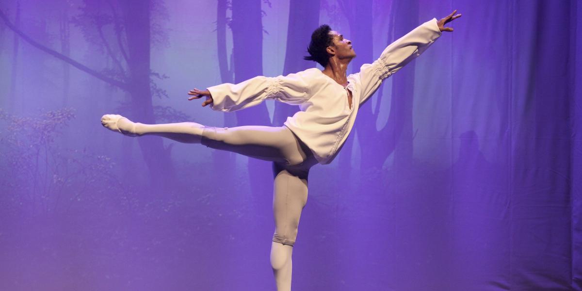 El bailarín bonaverense hizo su debut en un papel principal en el Royal Ballet de Londres en noviembre de 2015, cuando interpretó el personaje de ‘El amante’ en la obra ‘The Two Pigeons’.