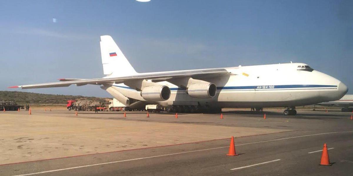En la imagen suministrada al comunicador Federico Black se aprecia al Antonov An-124, segunda aeronave rusa en llegar a territorio del vecino país.