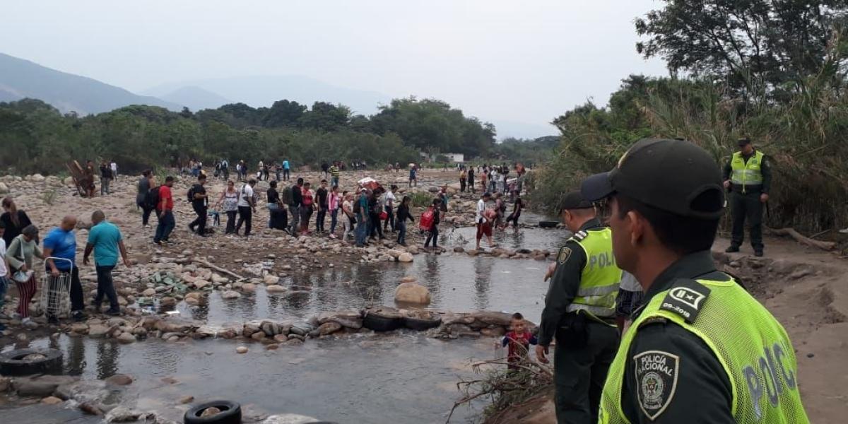 Policía Nacional custodia las trochas Los Mangos y La Isla, por donde se registra el mayor flujo irregular de migrantes entre Colombia y Venezuela.