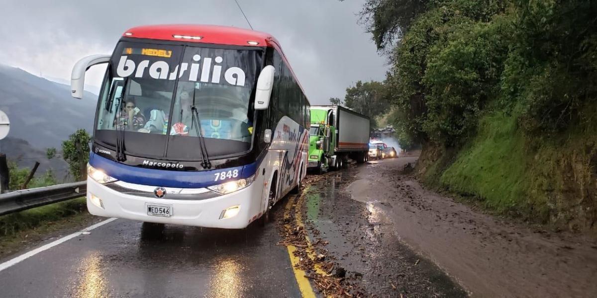 Esta emergencia vial se produjo en dos puntos a la altura del municipio de Pamplona. El paso a un carril fue habilitado de manera intermitente.