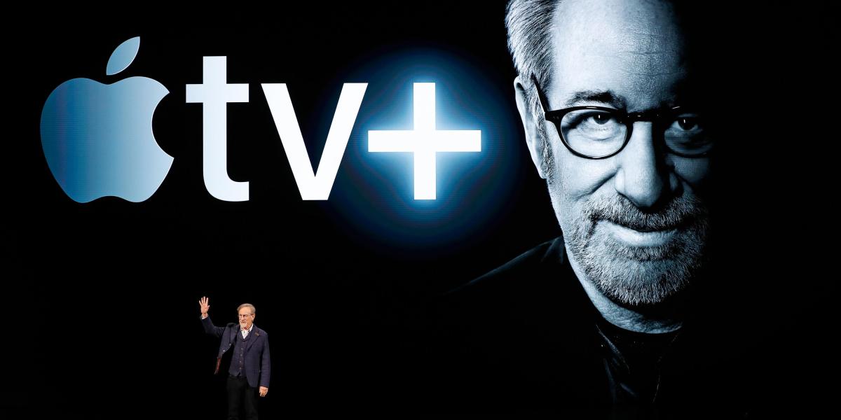 El director Steven Spielberg salió al escenario durante el anuncio del servicio Apple TV+ en Cupertino, California.