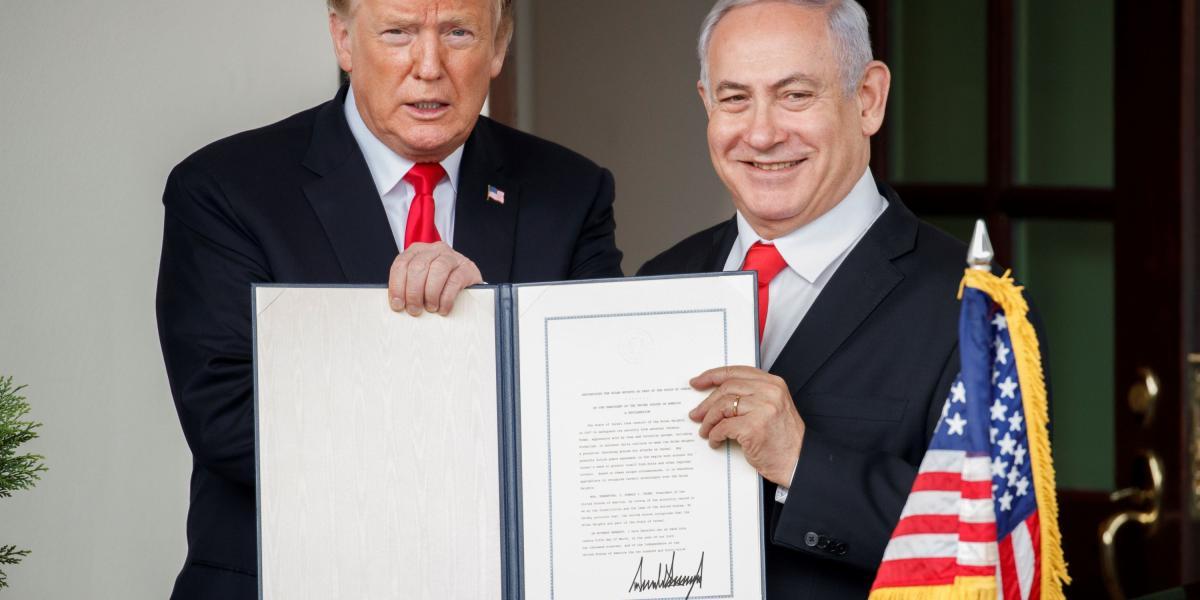 El presidente estadounidense, Donald Trump (i), y el primer ministro israelí, Benjamin Netanyahu, muestran el decreto recién firmado por el que estados Unidos reconoce oficialmente la soberanía israelí sobre los Altos del Golán.