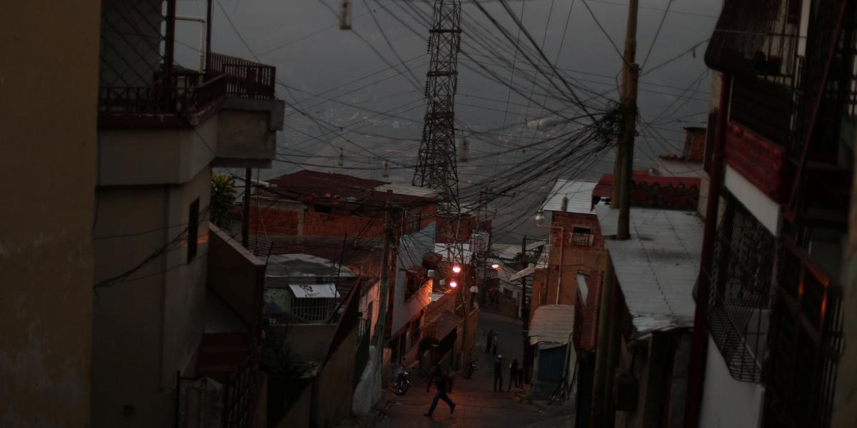 El apagón en Venezuela afecta de manera más severa las zonas residenciales de los estratos bajos.