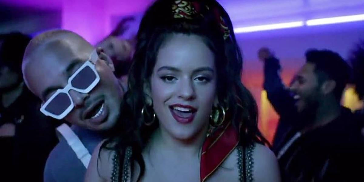 J Balvin y Rosalía en el video de la canción 'Con altura'.
