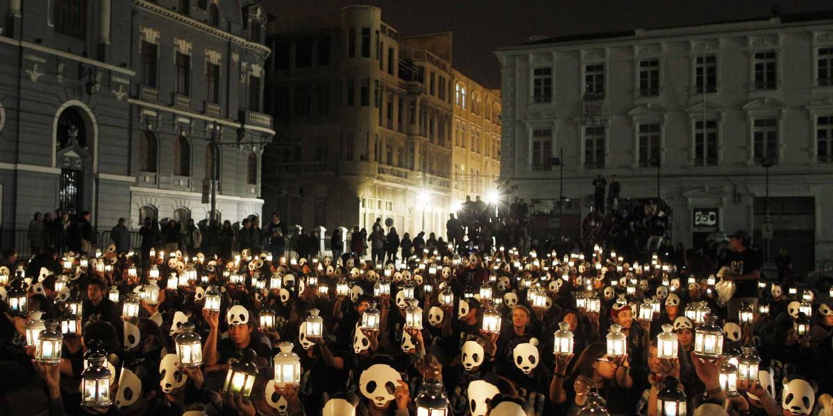 Voluntarios chilenos sostienen velas durante la 'Hora del planeta', en Valparaíso. Era el 2012