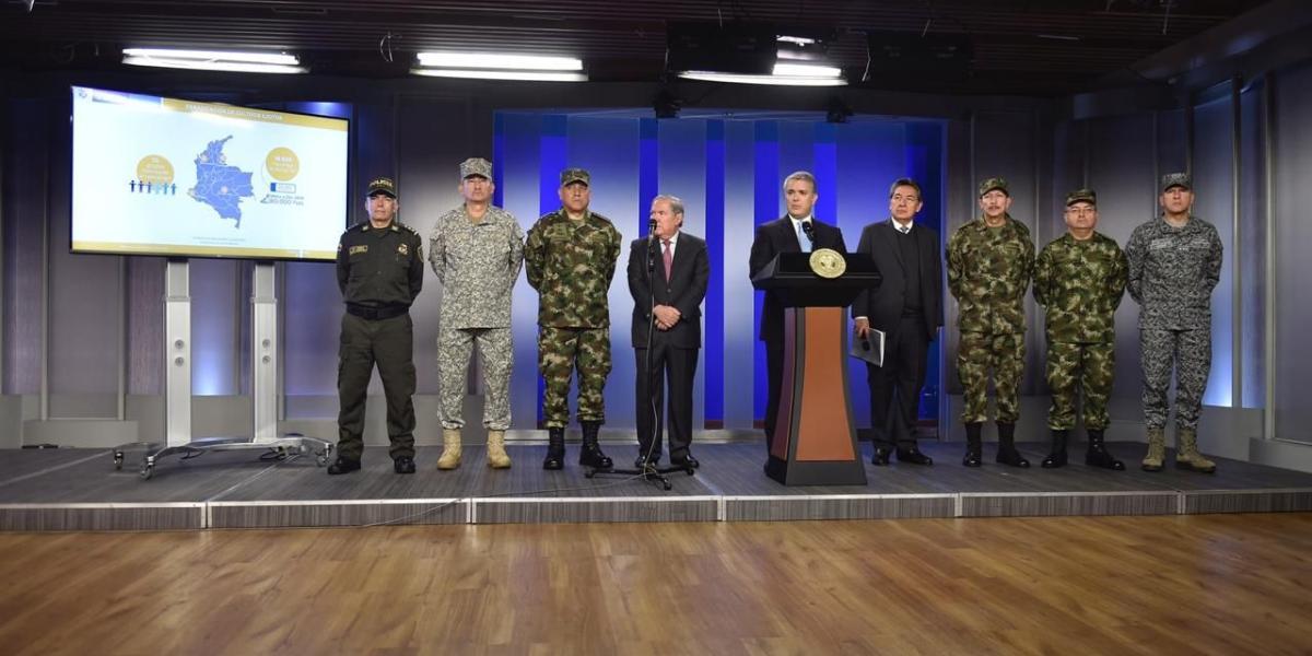 El presidente Iván Duque, acompañado de la cúpula militar