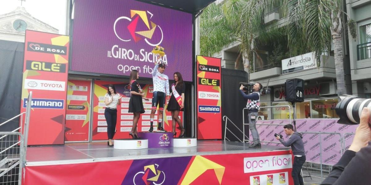 Juan Sebastián Molano en el podio del Giro de Sicilia.