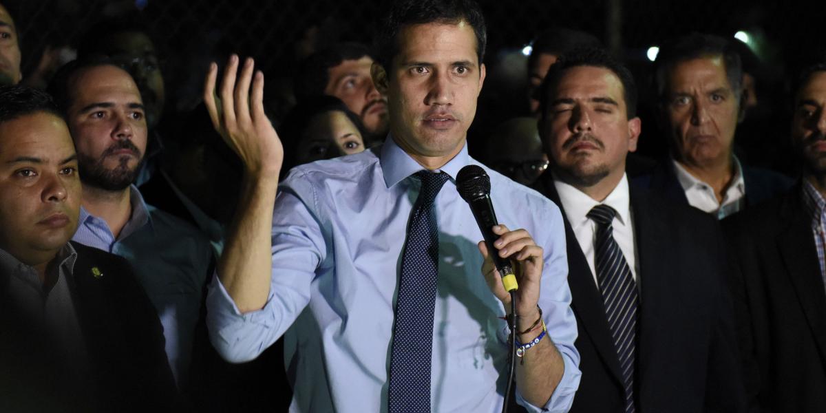 Juan Guaidó, presidente encargado de Venezuela, habló ayer a los medios respondiendo a la inhabilitación, en frente a su casa en Caracas.
