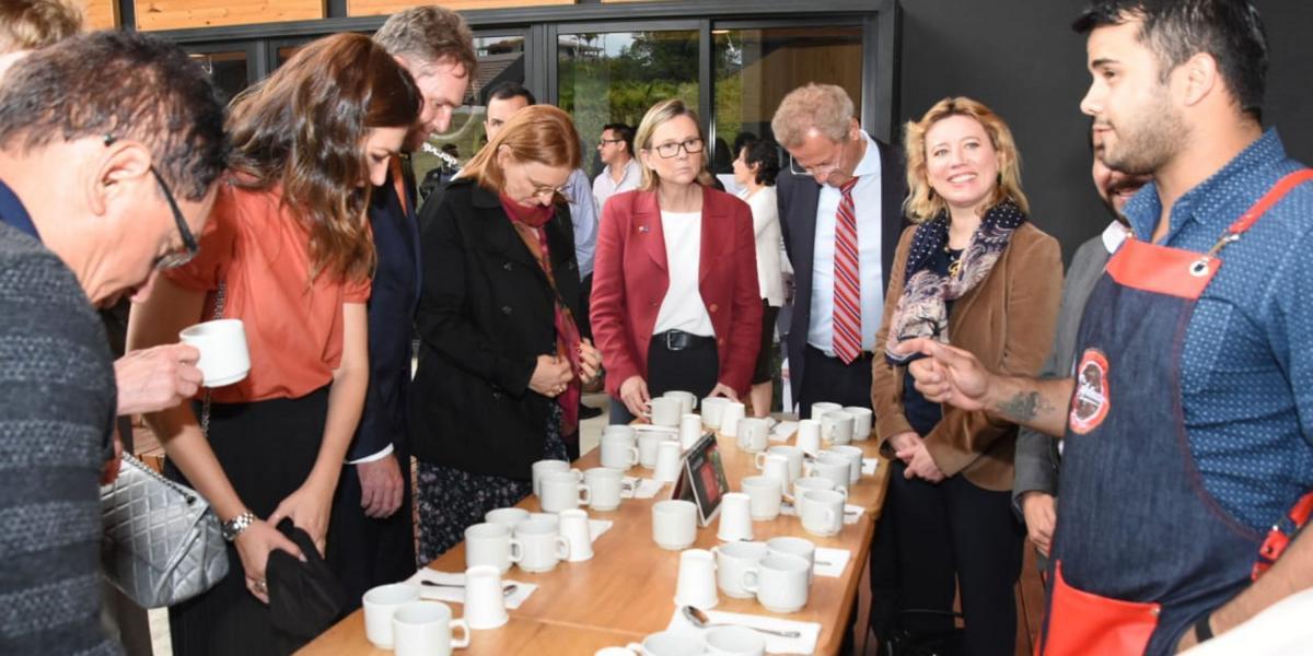 En Filandia, Quindío, los diplomáticos de la Unión Europea participaron en un clase de catación de café.