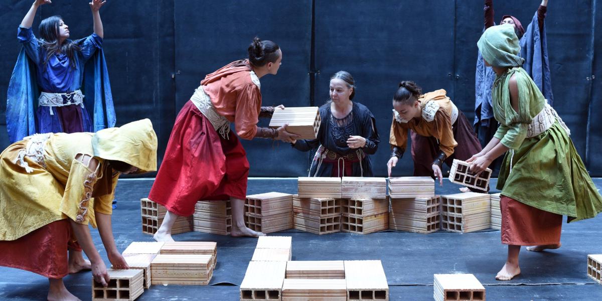 En la imagen, una escena de la obra ‘La maldición del rey ciego’, que es protagonizada por ocho actrices y dos músicas.